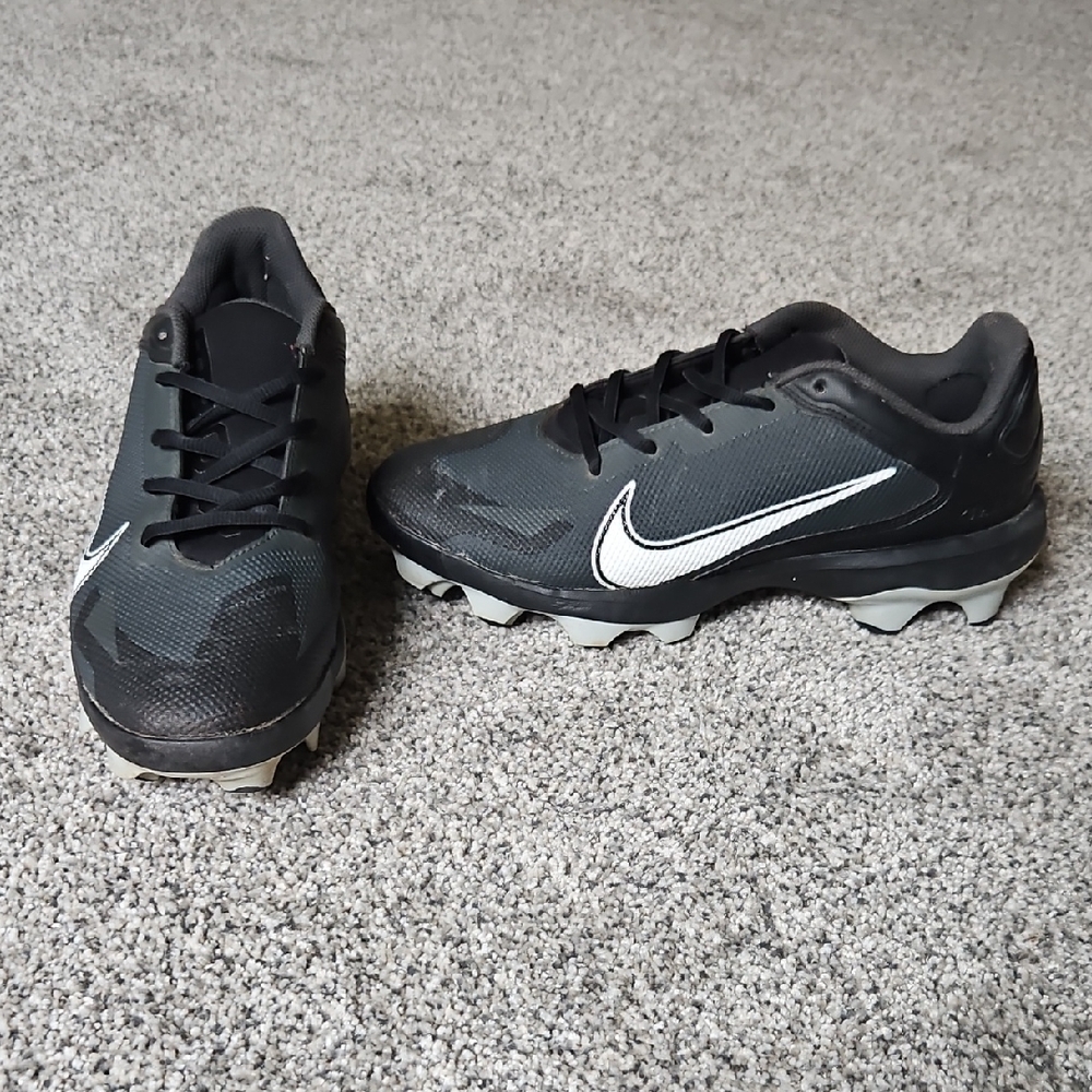 Nike Men's Black and White Trout Baseball Cleats